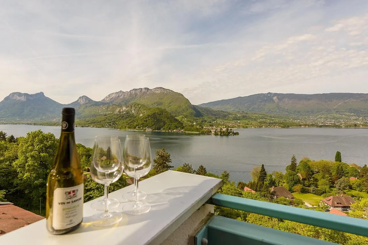 L'Hermitage: Lakeside Apartments with Terrace, Pool & Parking Talloires