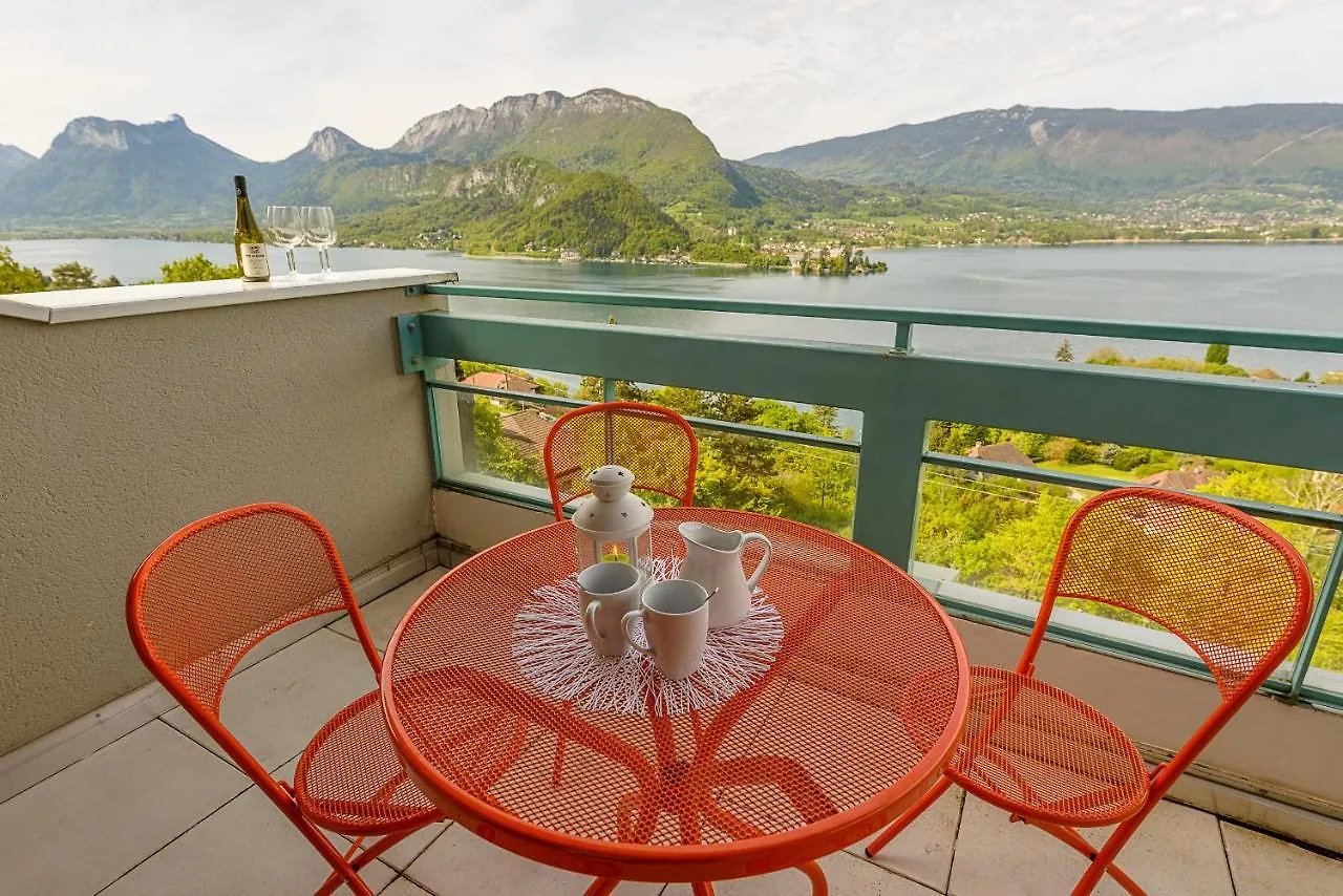 L'Hermitage: Lakeside Apartments with Terrace, Pool & Parking Talloires