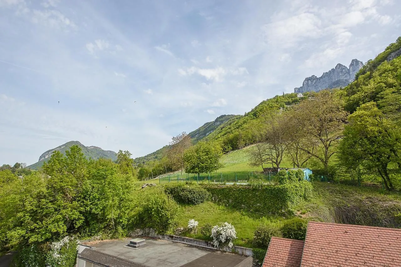 L'Hermitage: Lakeside Apartments with Terrace, Pool & Parking Talloires France