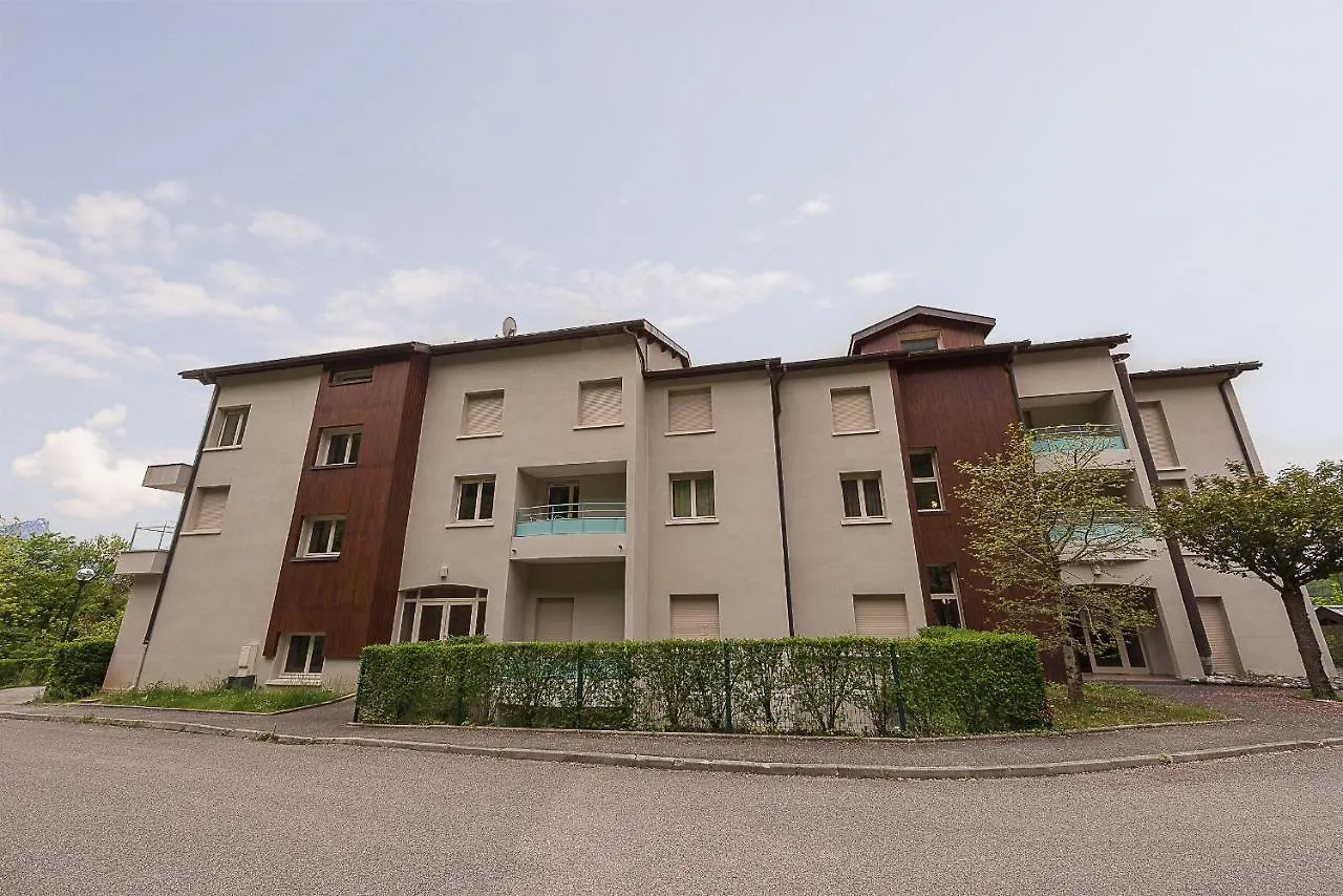 L'Hermitage: Lakeside Apartments with Terrace, Pool & Parking Talloires