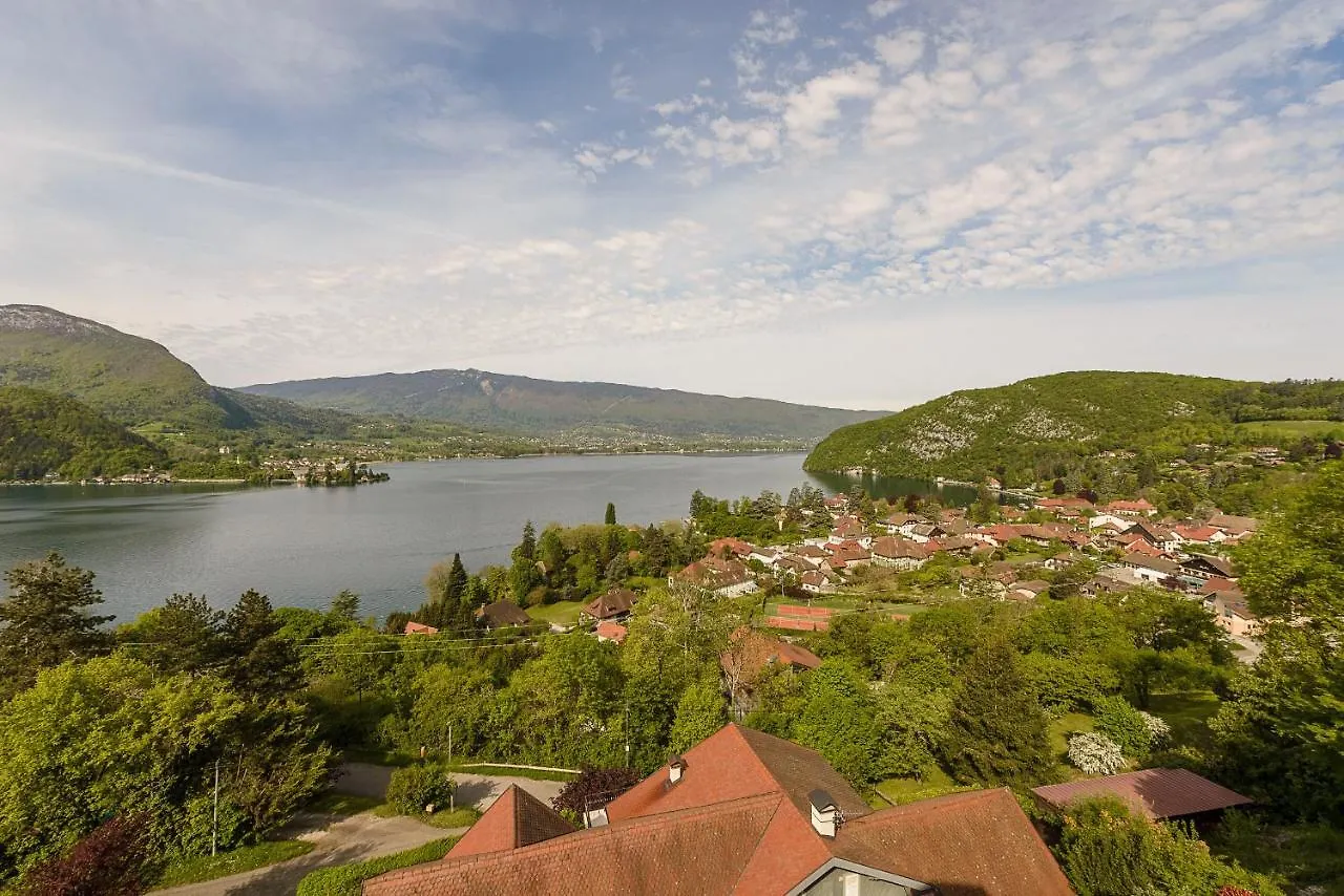 L'Hermitage: Lakeside Apartments with Terrace, Pool & Parking Talloires