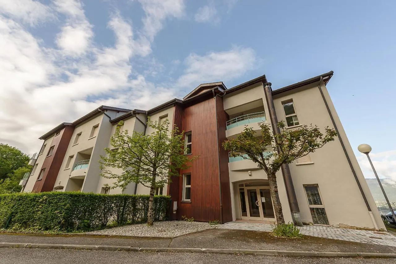 L'Hermitage: Lakeside Apartments with Terrace, Pool & Parking Talloires